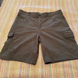 Orvis Army Green Cargo Shorts with Knee-Length Fit Size 38
